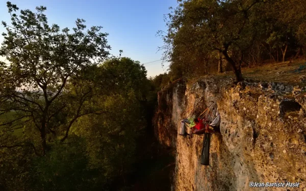 Nuit suspendue en falaise dans la Marne